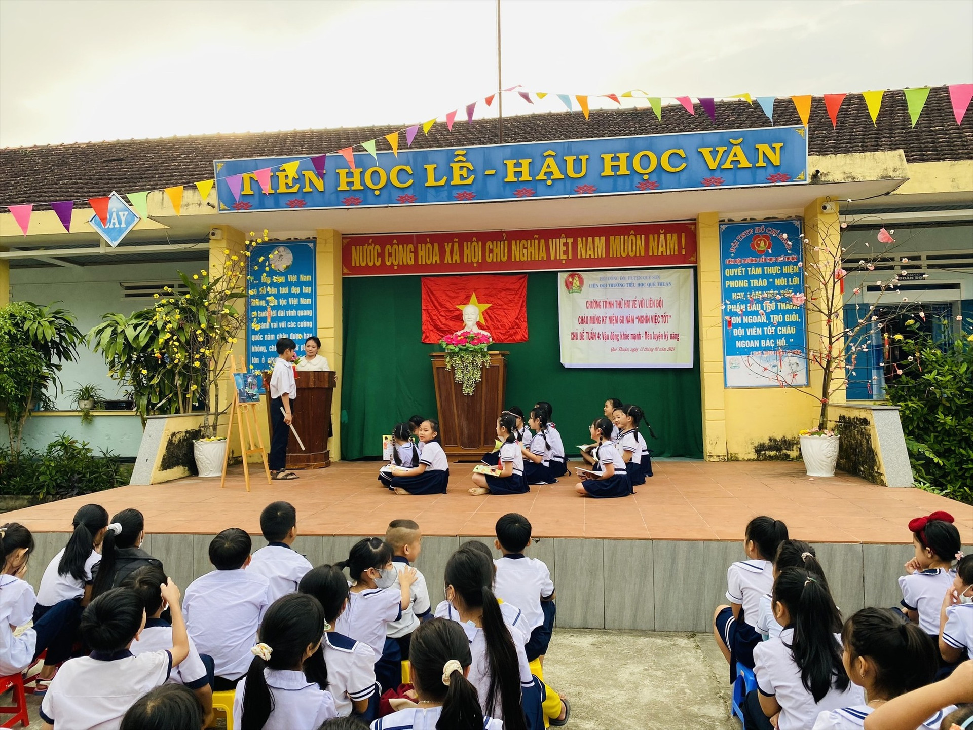 Liên đội trường Tiểu học Quế Thuận (Quế Sơn) tuyên truyền dưới cờ về phong trào “Nghìn việc tốt“. Ảnh: T.H
