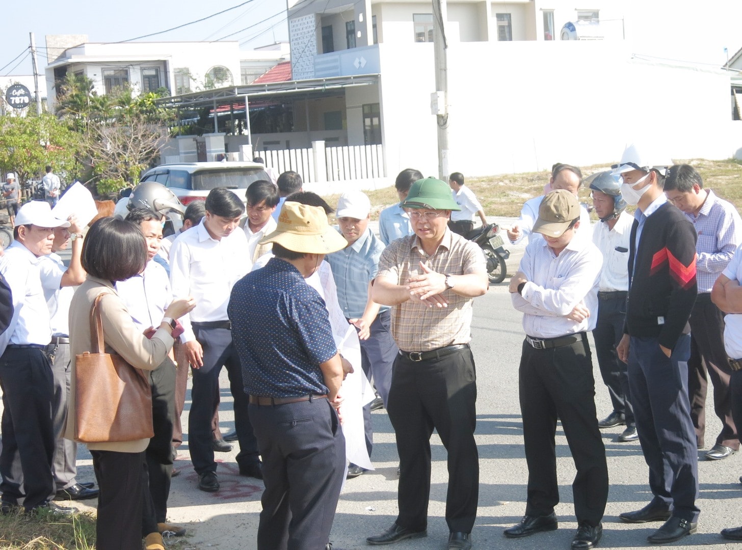 Sự linh hoạt, năng động của lãnh đạo tỉnh trong việc tiếp cận, xử lý thực tế các vấn đề yêu cầu của doanh nghiệp tại hiện trường hay thông qua các cuộc tiếp doanh nghiệp đã nhận được sự đánh giá cao về tính năng động của chính quyền. Ảnh: T.D