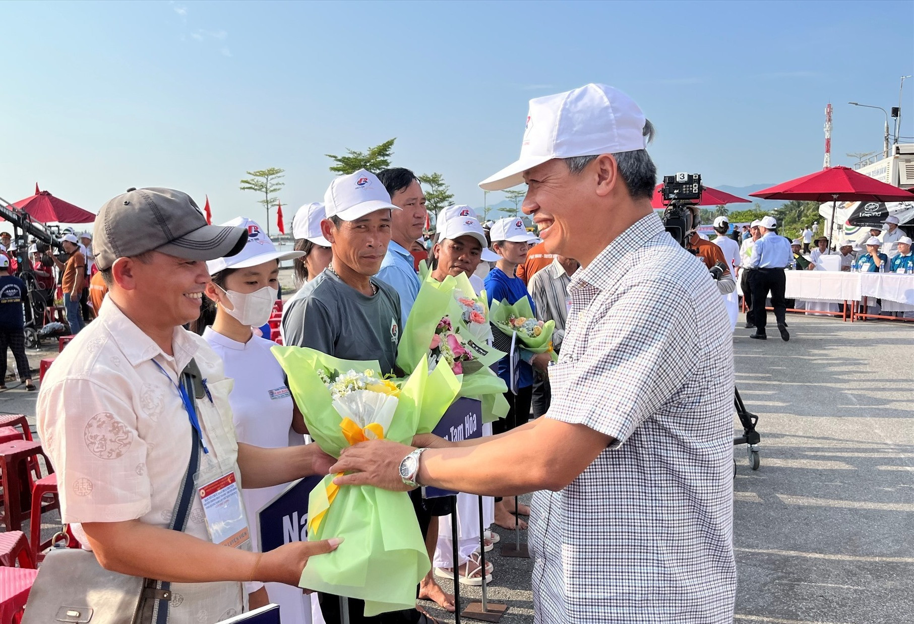 Phó Chủ tịch UBND tỉnh Hồ Quang Bửu tặng hoa động viên các thuyền đua. Ảnh: T.V