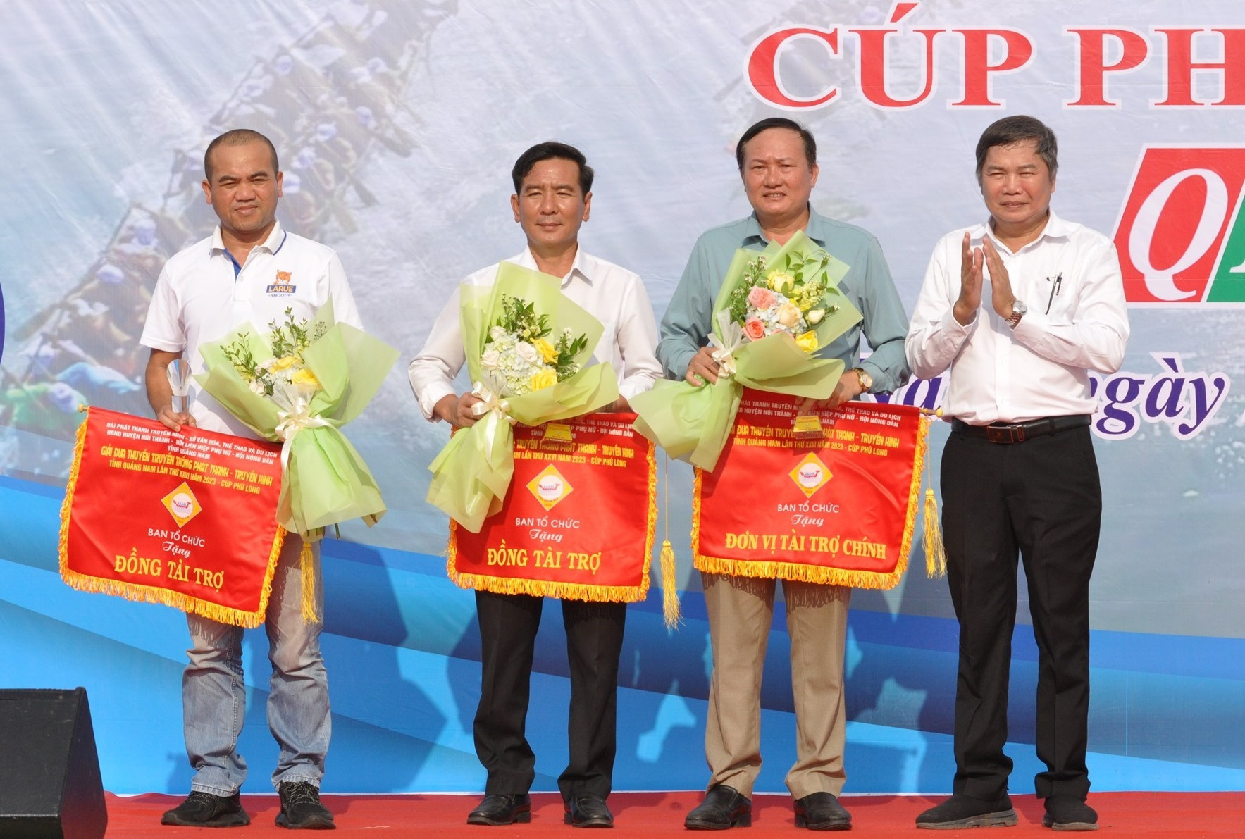 Giám đốc QRT Mai Văn Tư tặng cờ lưu niệm cho các nhà tài trợ cho giải. Ảnh: T.V