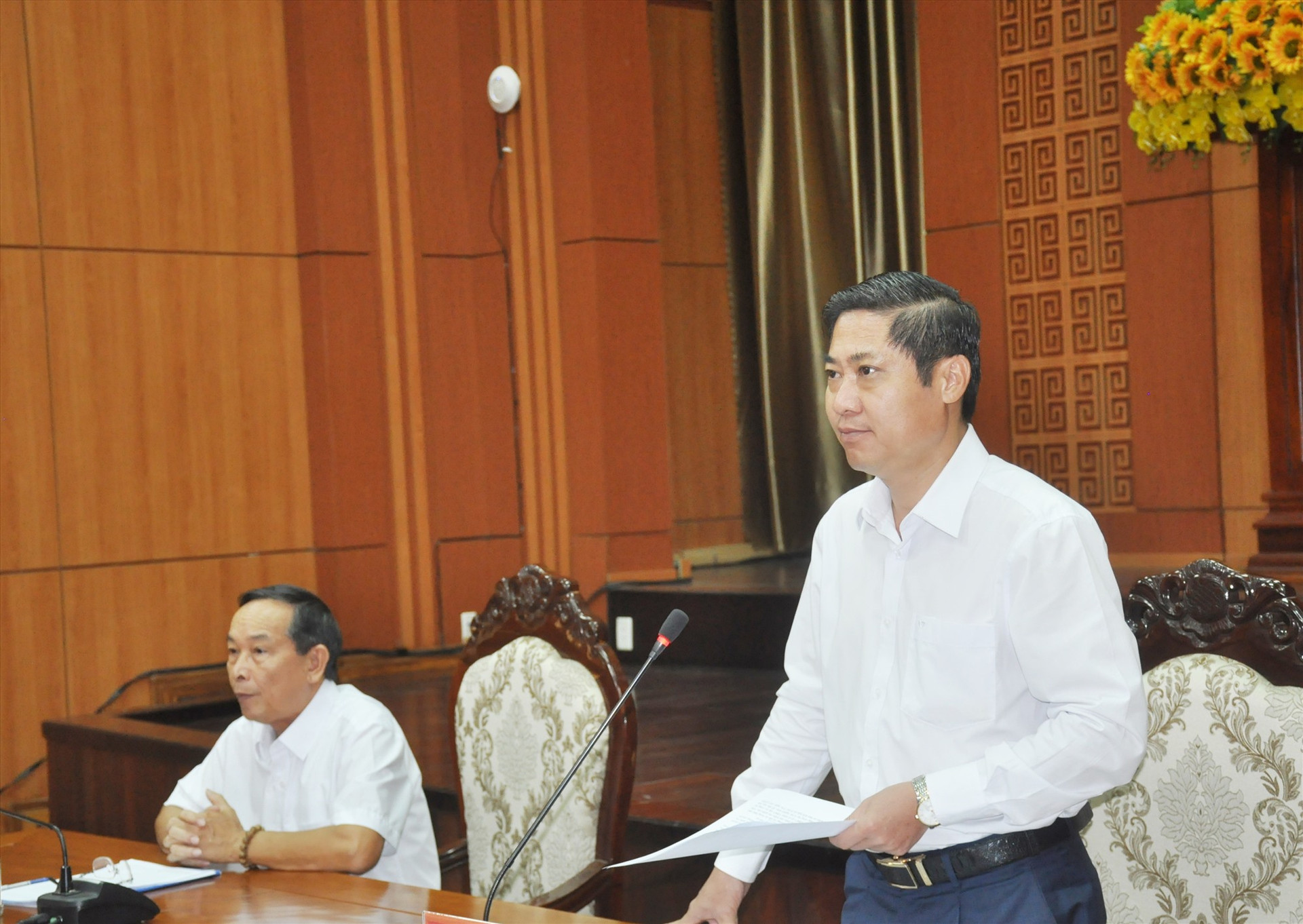 Chủ nhiệm UBKT Tỉnh ủy Phan Thái Bình gợi ý hội nghị thảo luận. Ảnh: N.Đ