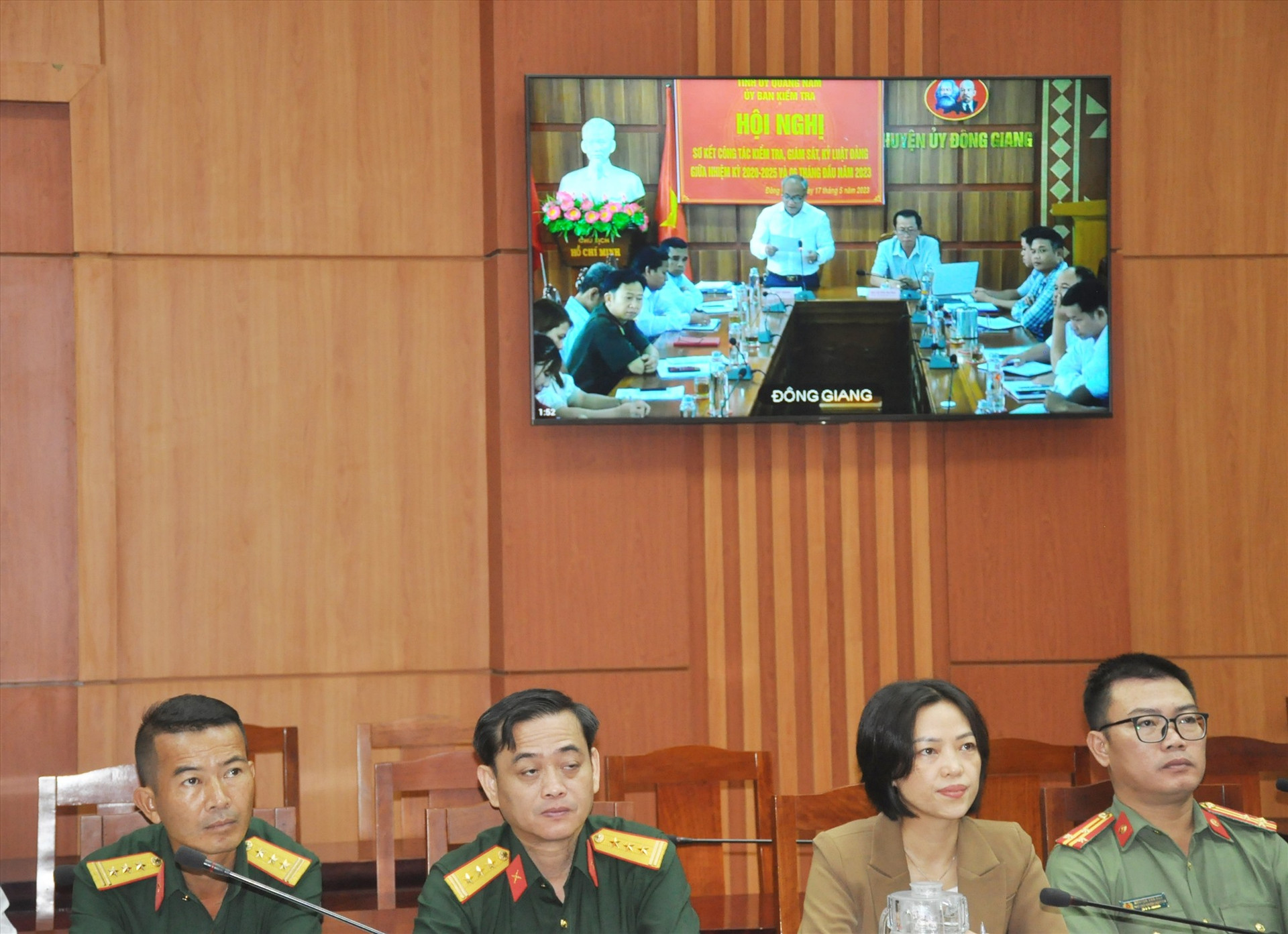 Đại diện Thường trực Huyện ủy Đông Giang phát biểu thảo luận tại hội nghị. Ảnh: N.Đ