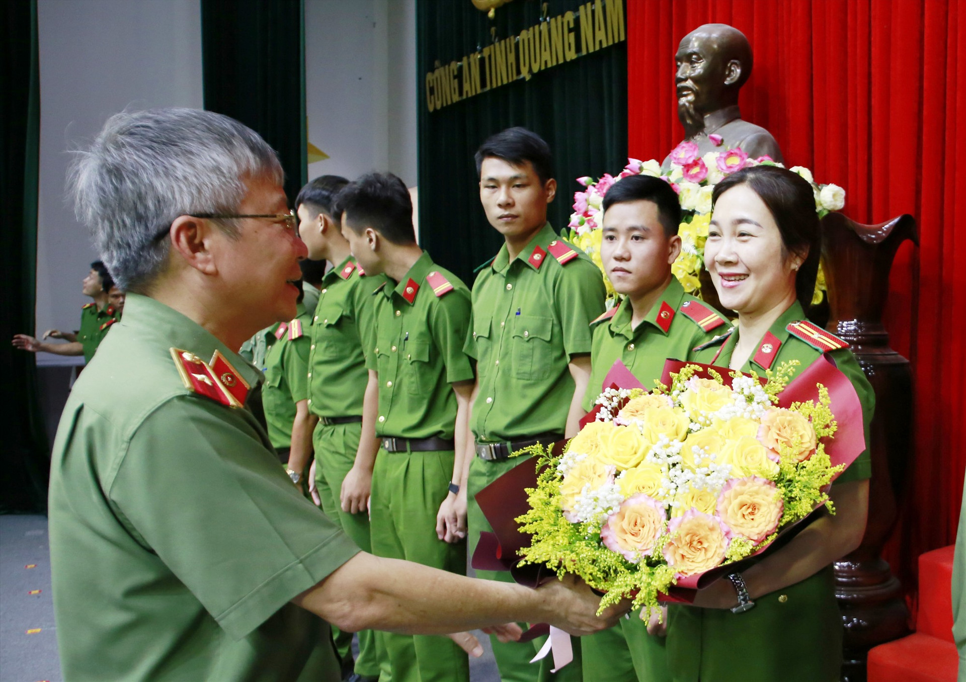 Thiếu tướng Nguyễn Đức Dũng động viên đoàn cán bộ, chiến sĩ các phòng ban tăng cường cho công an địa phương triển khai Đề án 06. Ảnh: T.C