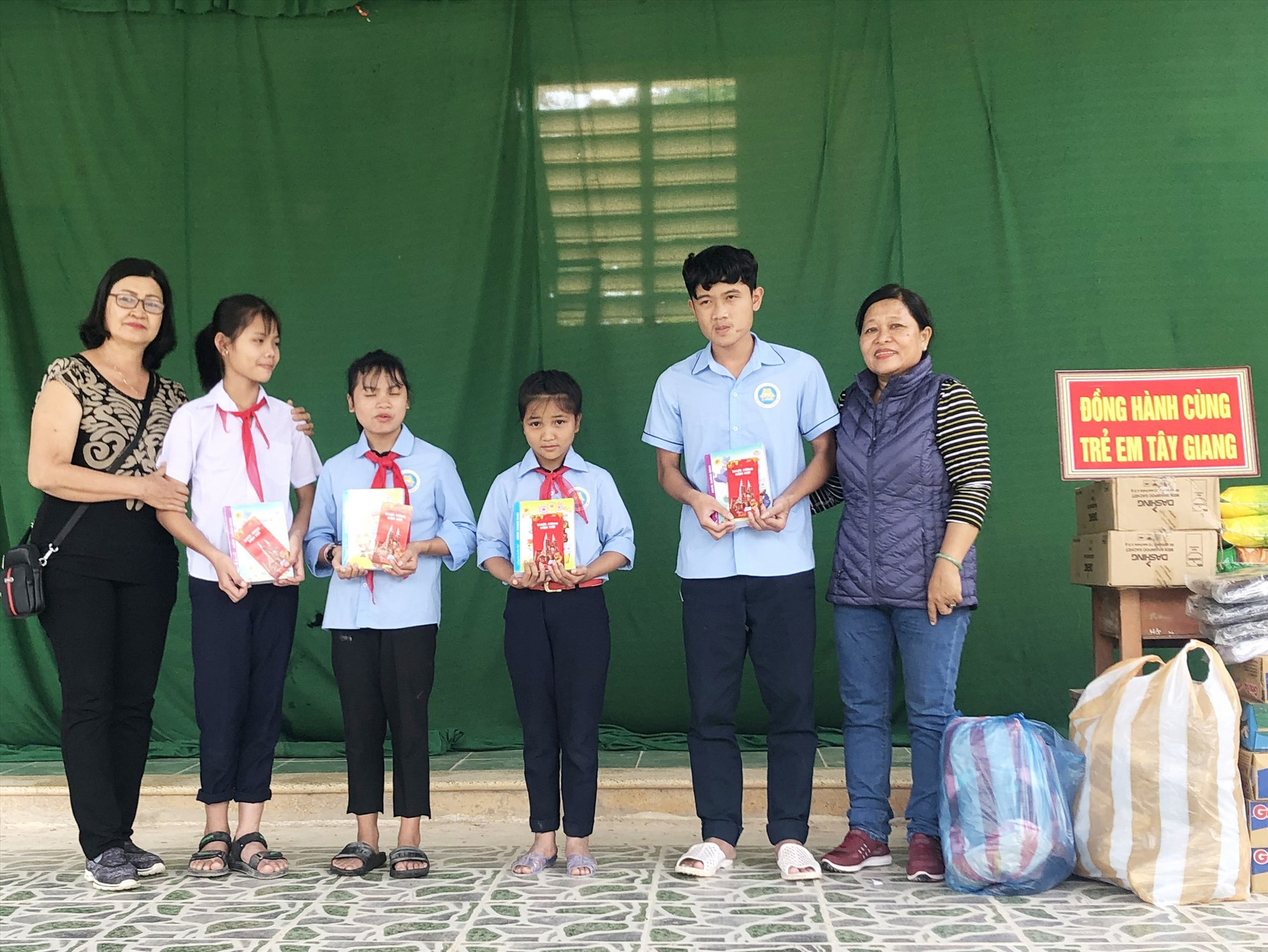 Bà Trương Thị Mỹ Nga (bìa phải) với học sinh vùng cao trong một số hoạt động thiện nguyện. Ảnh: Nhân vật cung cấp
