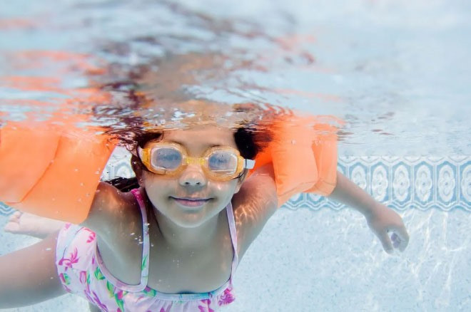 Điều quan trọng nhất khi đi bơi chính là đeo kính bơi bảo hộ (Ảnh: ST)