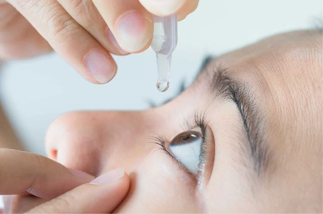 Clo và nước muối có thể gây khô và kích ứng cho mắt vì thế bạn nên sử dụng thuốc nhỏ mắt có tác dụng bôi trơn và giữ ẩm (Ảnh: ST)