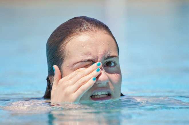 Nếu đang bơi mà bạn cảm thấy ngứa mắt hoặc khó chịu, hãy tránh dụi mắt mà nên lên bờ và rửa mắt bằng các dung dịch chuyên dụng cho mắt (Ảnh: ST)