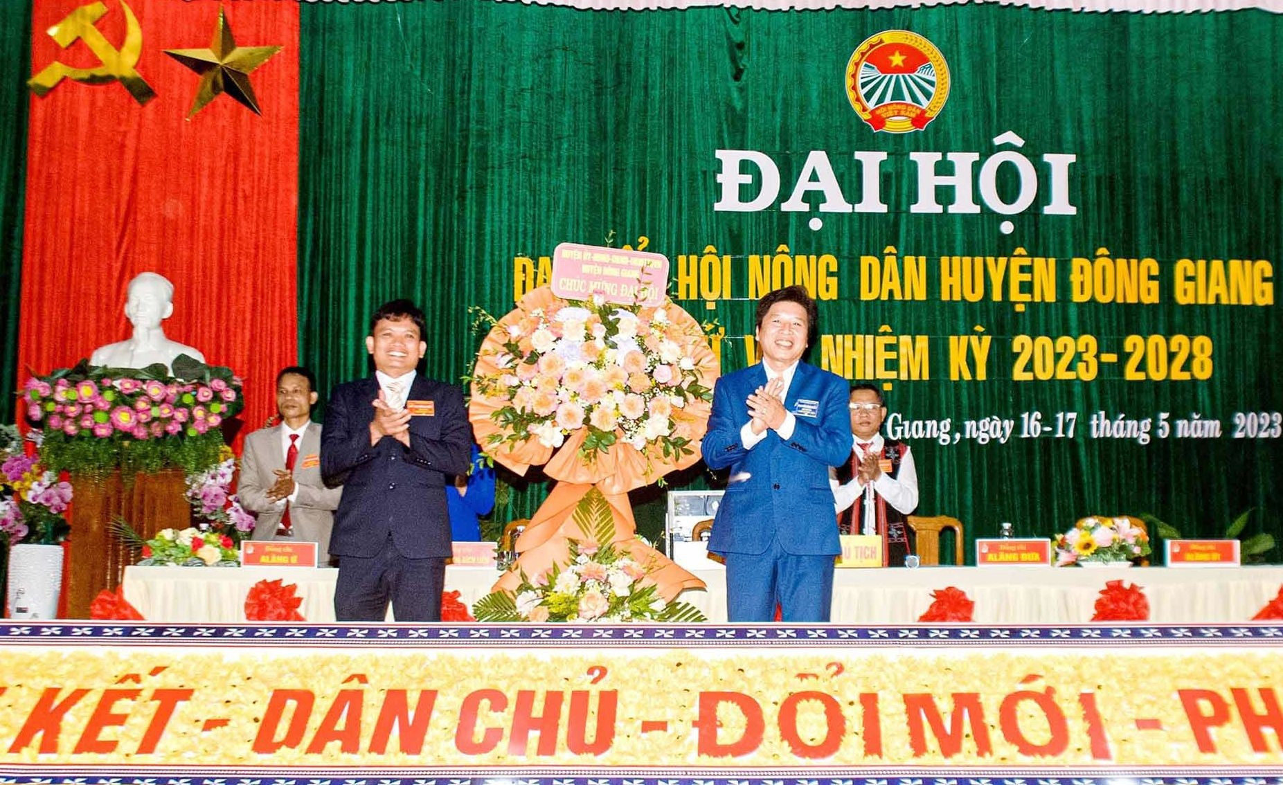 Ông A Vô Tô Phương (người đứng bên phải) tặng lẵng hoa chúc mừng đại hội. Ảnh: T.VƯƠNG