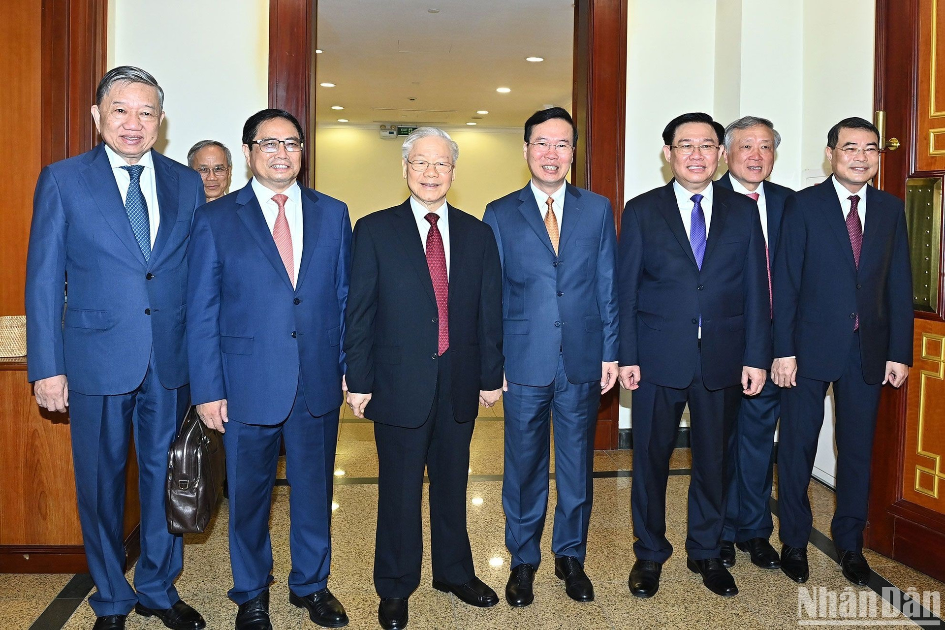 Tổng Bí thư Nguyễn Phú Trọng và các đồng chí lãnh đạo Đảng, Nhà nước cùng các đại biểu dự phiên bế mạc hội nghị.