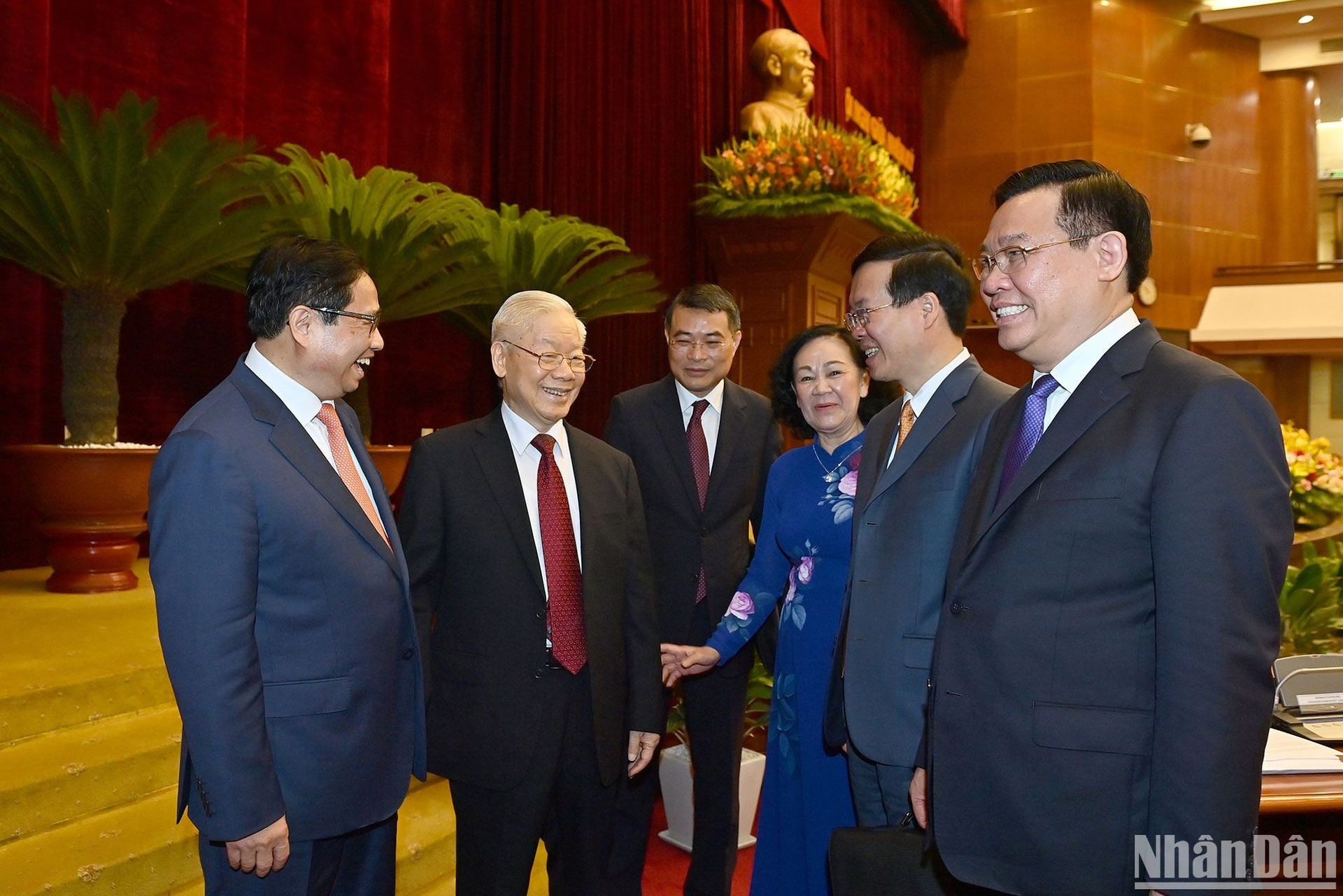 Tổng Bí thư Nguyễn Phú Trọng và các đồng chí lãnh đạo Đảng, Nhà nước cùng các đại biểu dự phiên bế mạc hội nghị.