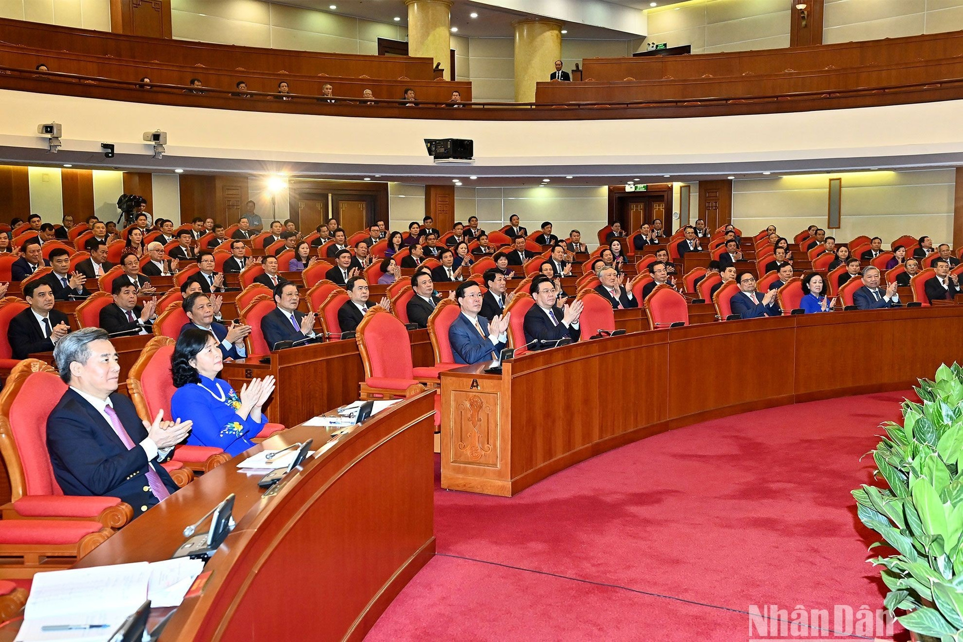 Các đồng chí lãnh đạo Đảng, Nhà nước và các đại biểu dự phiên bế mạc hội nghị.