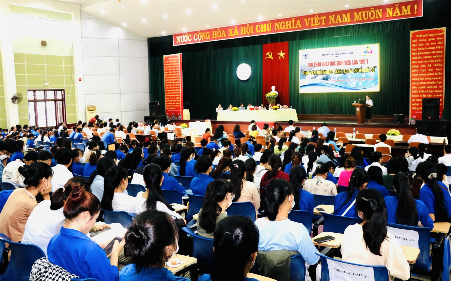 Hội thảo thu hút đông đảo sinh viên Trường Đại học Quảng Nam tham gia. Ảnh: ĐINH HÙNG