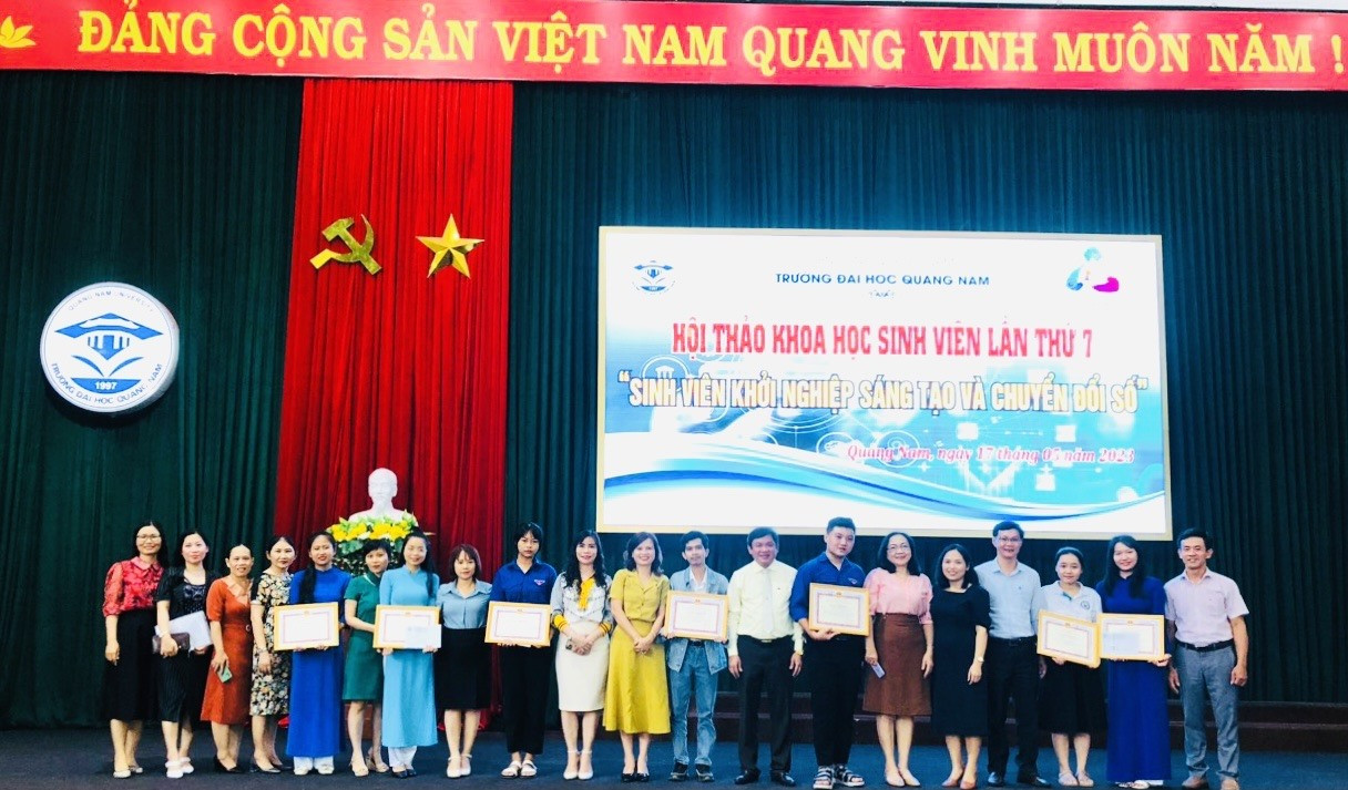 Sinh viên đoạt giải chụp ảnh lưu niệm cùng lãnh đạo Trường Đại học Quảng Nam và giảng viên. Ảnh: ĐINH HÙNG