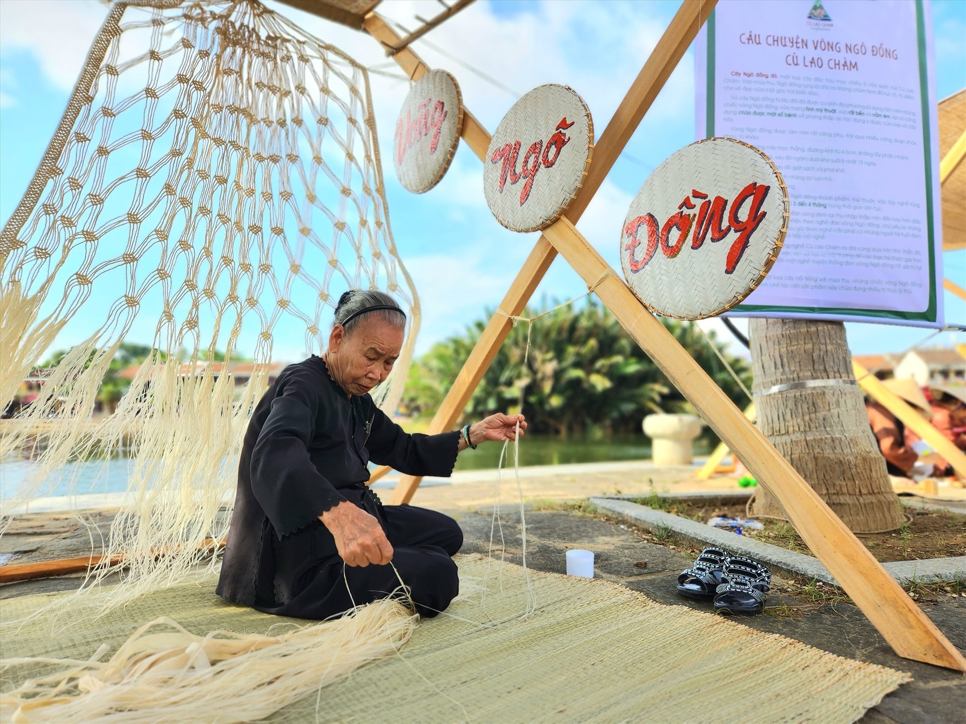 Making hammocks from Firmiana simplex bark