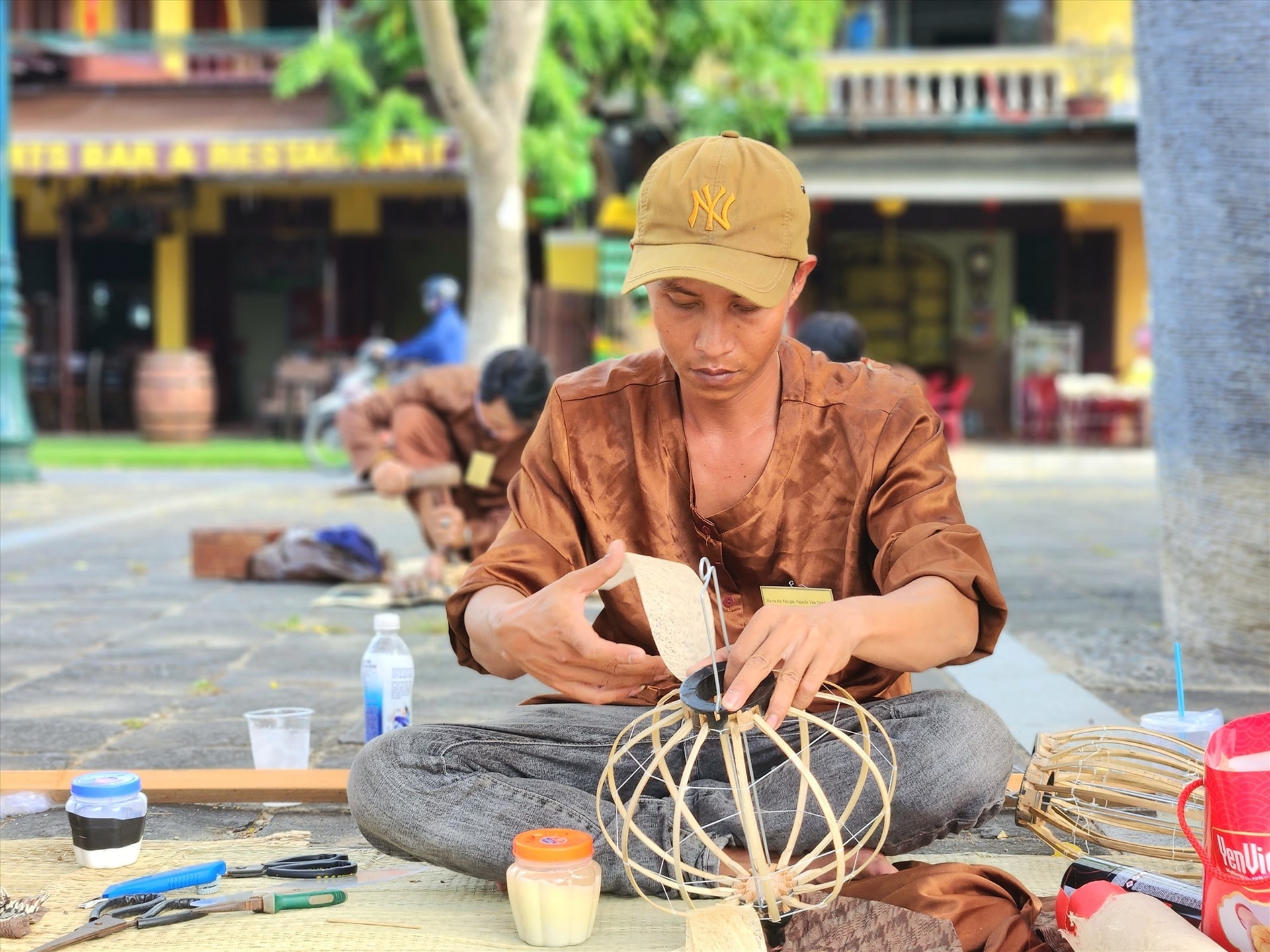 An artisan making lanterns from Hoi An city