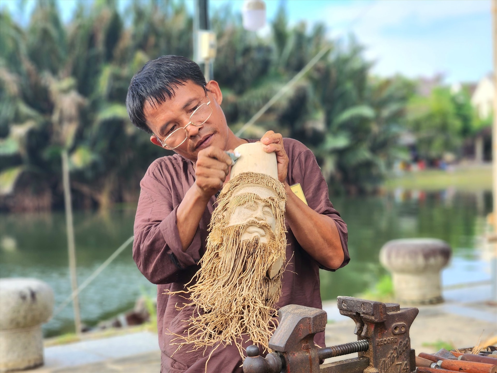 A lot of unique and eye-catching products were made in the contest, such as a bamboo statue of architect Kazik (a Polish), a calabash lamp decorated with heritages, or a pottery- making woman.