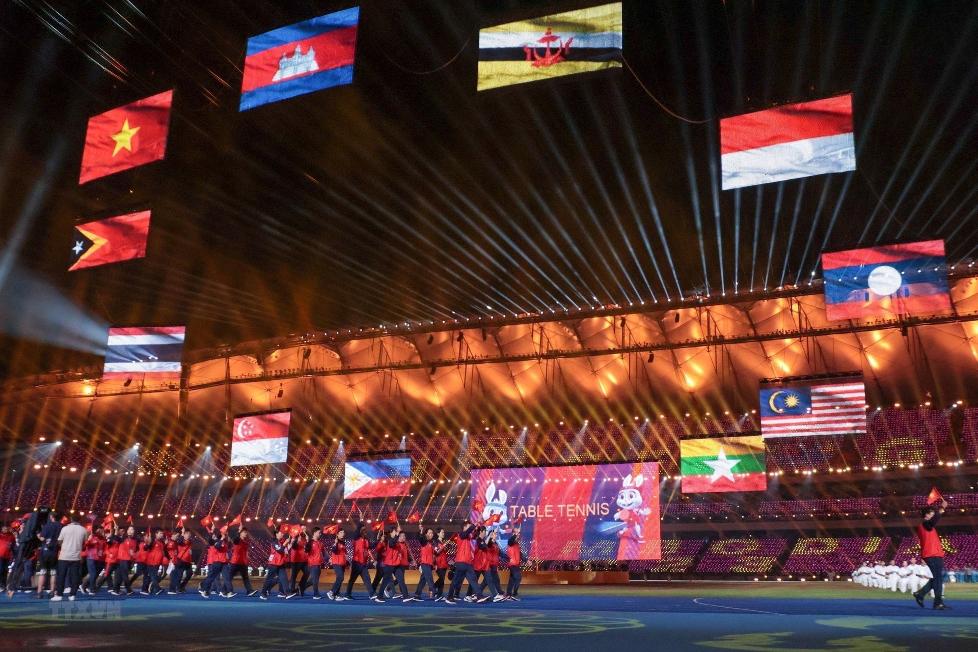 Đoàn thể thao Việt Nam diễu hành trên sân vận động Morodok Techo trong Lễ bế mạc SEA Games 32.
