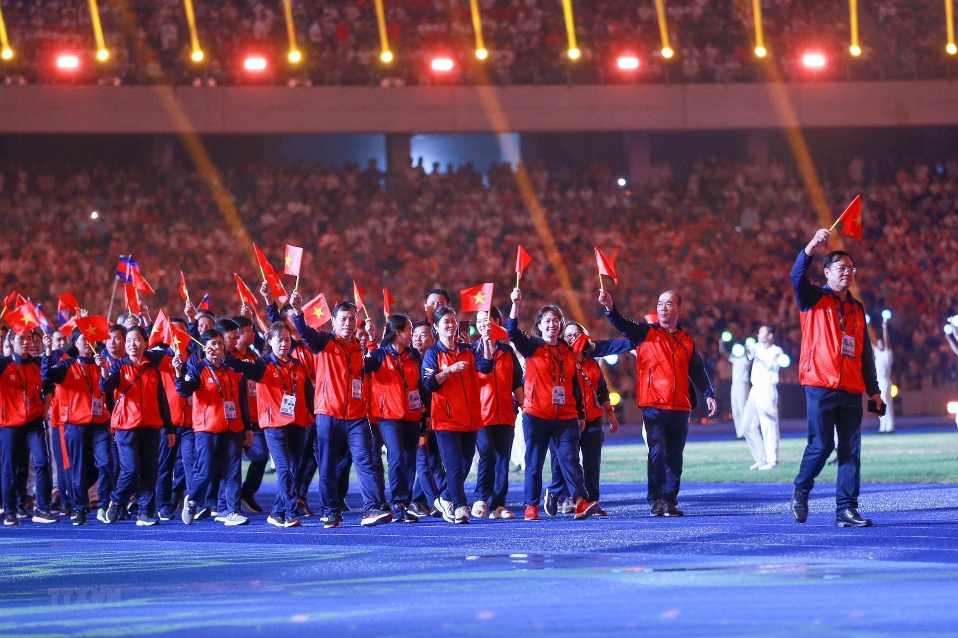 Đoàn thể thao Việt Nam diễu hành trên sân vận động Morodok Techo trong Lễ bế mạc SEA Games 32.