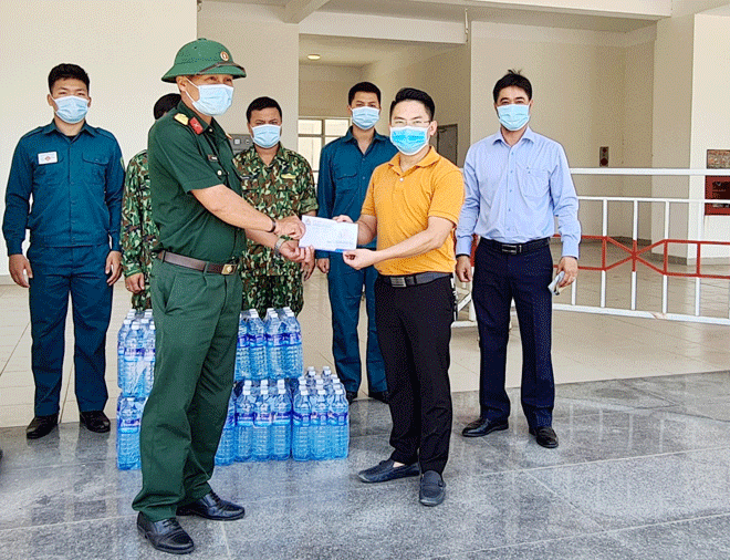 Đại diện Hội Vận chuyển du lịch (bên phải) trao hỗ trợ cho các đơn vị chống dịch.
