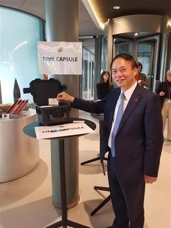 Vietnamese Ambassador to the Netherlands Pham Viet Anh leaves a message for future generations at Centre ChemTech, calling for stronger efforts for the sake of a world free of chemical weapons. (Photo: VNA)