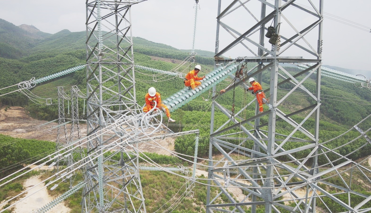 Tăng cường các biện pháp đảm bảo an toàn cho lưới điện truyền tải. Ảnh:N.P
