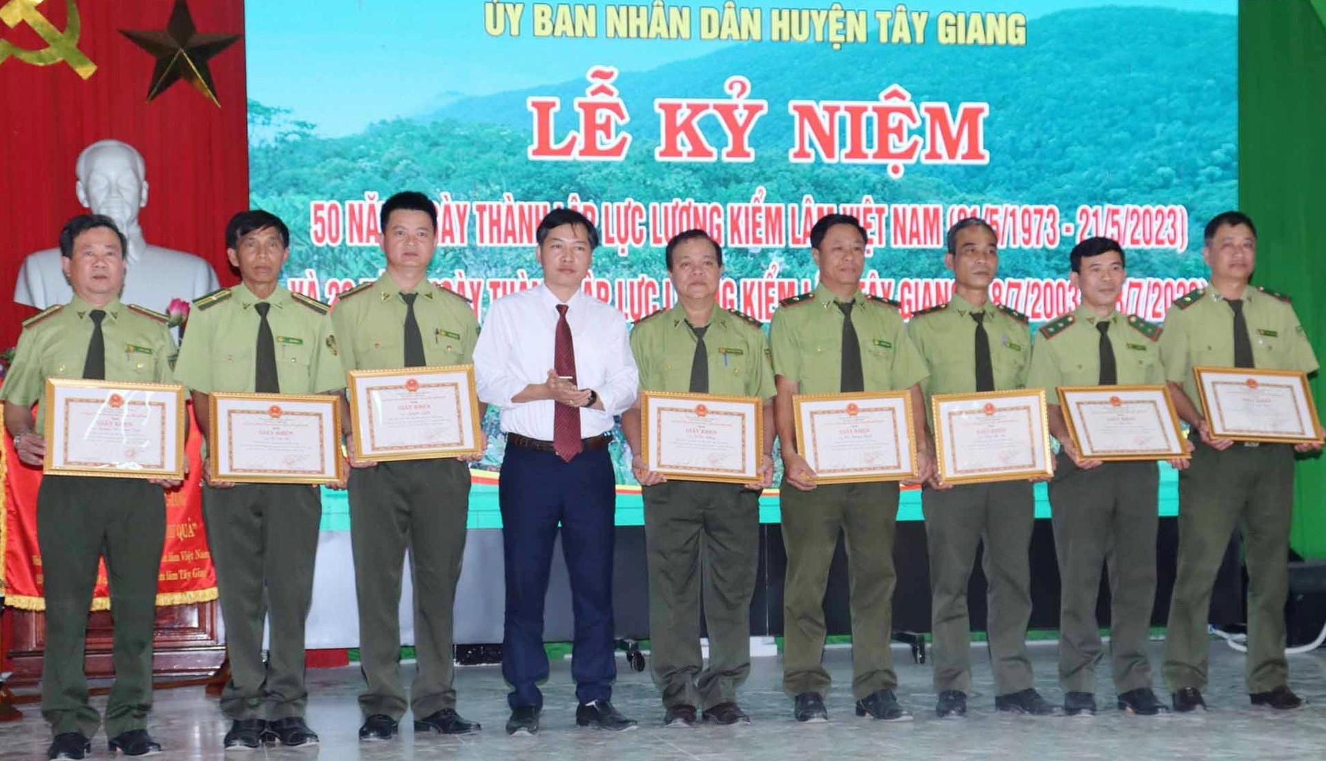 UBND huyện Tây Giang tặng giấy khen các cá nhân có thành tích tốt trong công tác quản lý, bảo vệ và phát triển rừng, giai đoạn 2003-2023. Ảnh H.Thúy