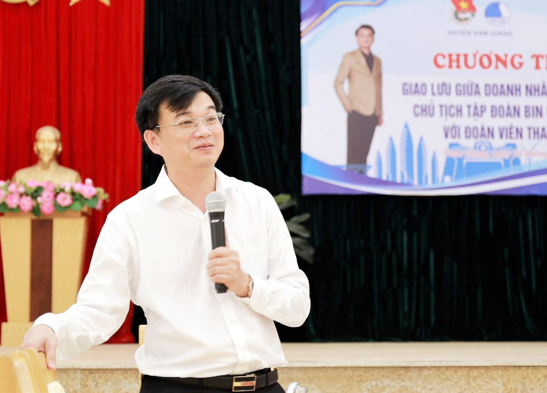 Doanh nhân Lê Hùng Anh truyền cảm hứng cho thanh niên Nam Giang bằng câu chuyện thực tế của mình. Ảnh: N.T