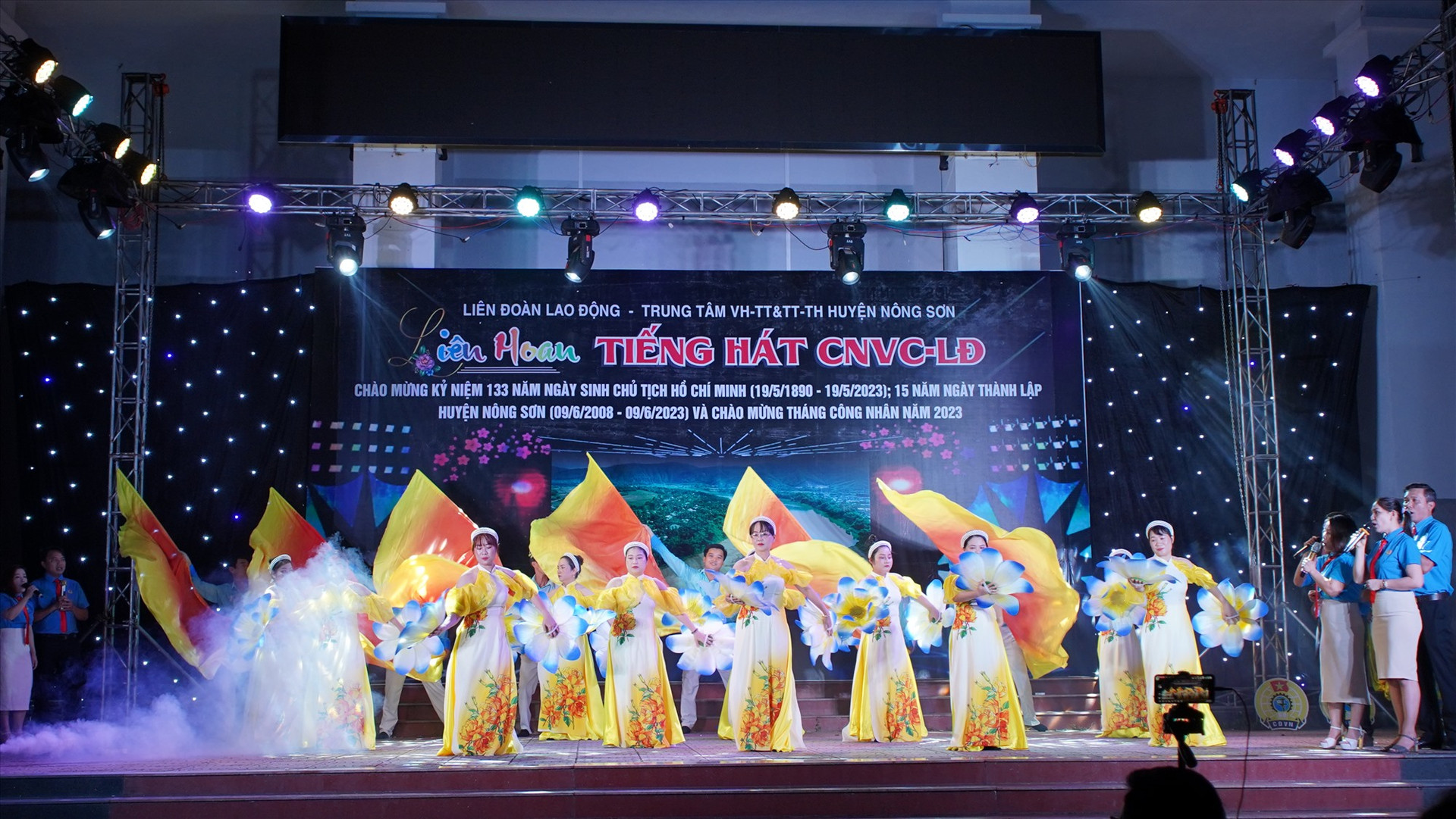 Tiết mục hát múa của công đoàn cơ sở Huyện ủy - Mặt trận và các đoàn thể huyện. Ảnh MINH THÔNG