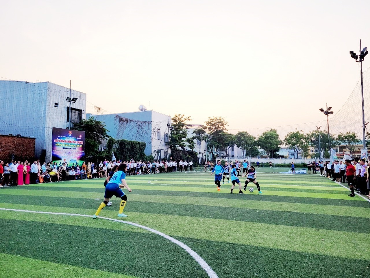 Trận đấu chung kết giữa Đội bóng Sở VH-TTDL và Cục thuế Quảng Nam. Ảnh: V.A