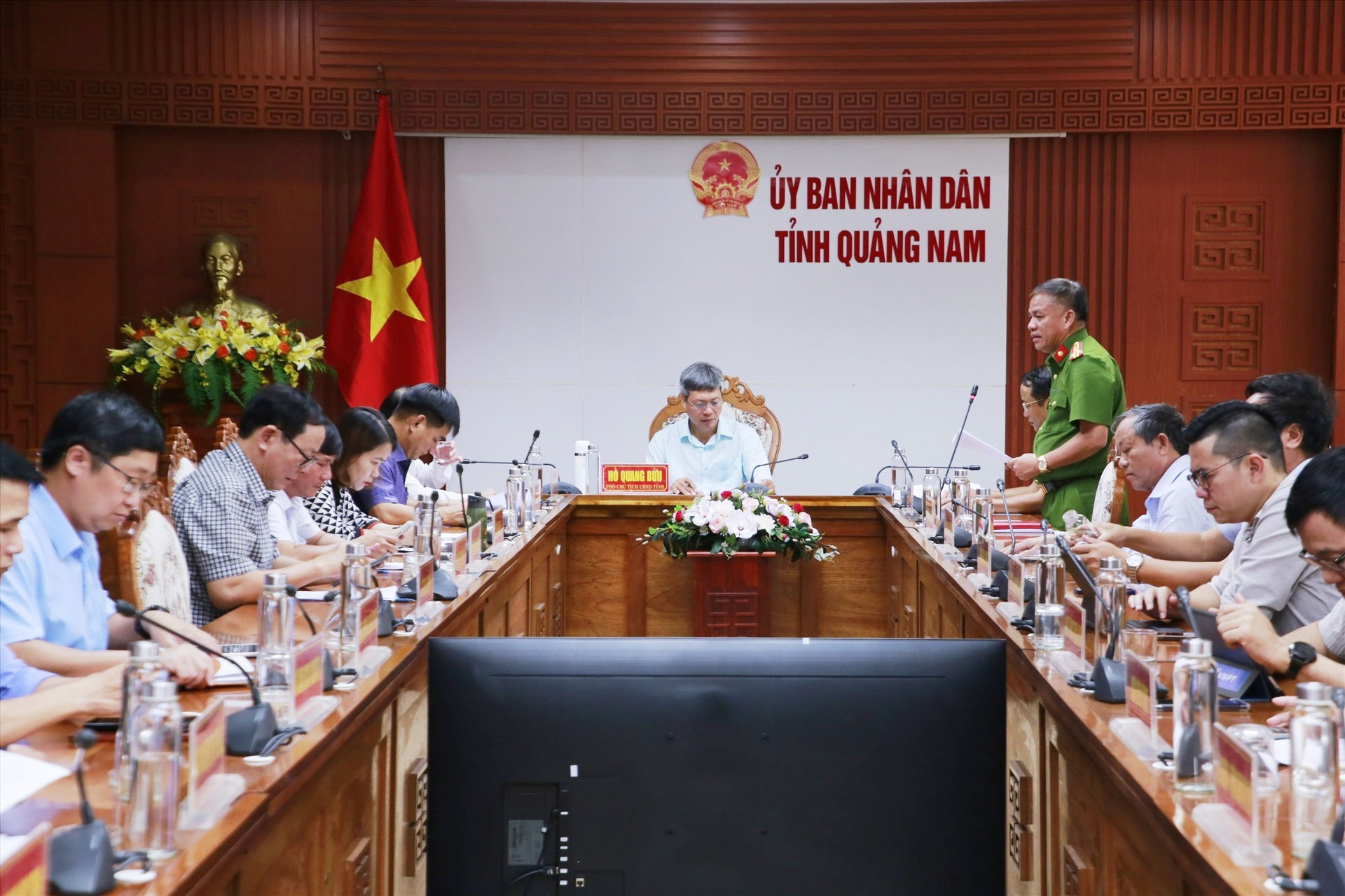 Phó Chủ tịch UBND tỉnh Hồ Quang Bửu chủ trì buổi làm việc các thành viên tổ công tác. Ảnh: P.V