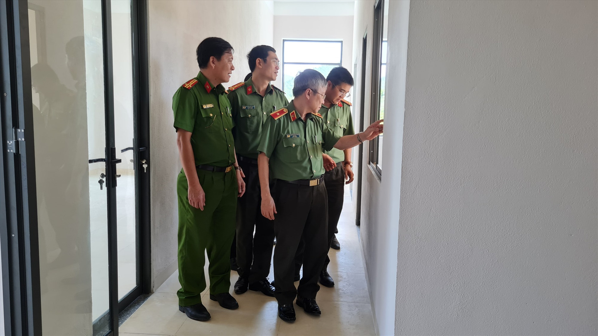 Thiếu tướng Nguyễn Đức Dũng thăm, kiểm tra trụ sở nhà làm việc Công an xã Tiên Lãnh. Ảnh: D.L