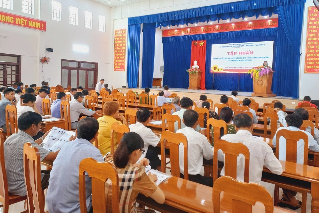 Tập huấn kiến thức chuyển đổi số cho 100 thành viên tổ công nghệ cộng đồng ở Quế Sơn. Ảnh: DUY THÁI