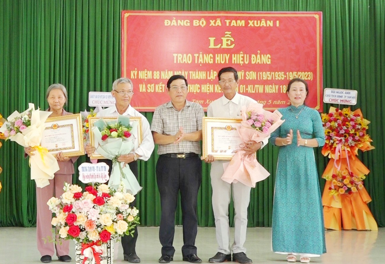 lãnh đạo Huyện ủy Núi Thành đã trao Huy hiệu