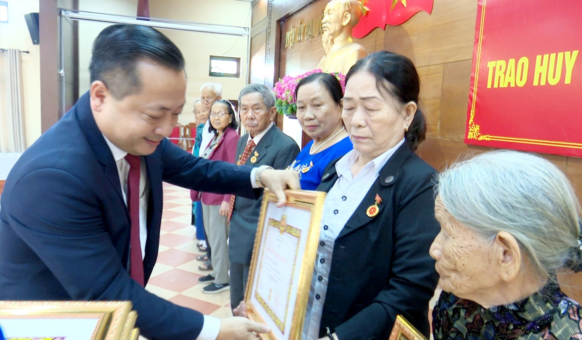 Lãnh đạo Huyện ủy Đại Lộc trao huy hiệu Đảng cho đảng viên.