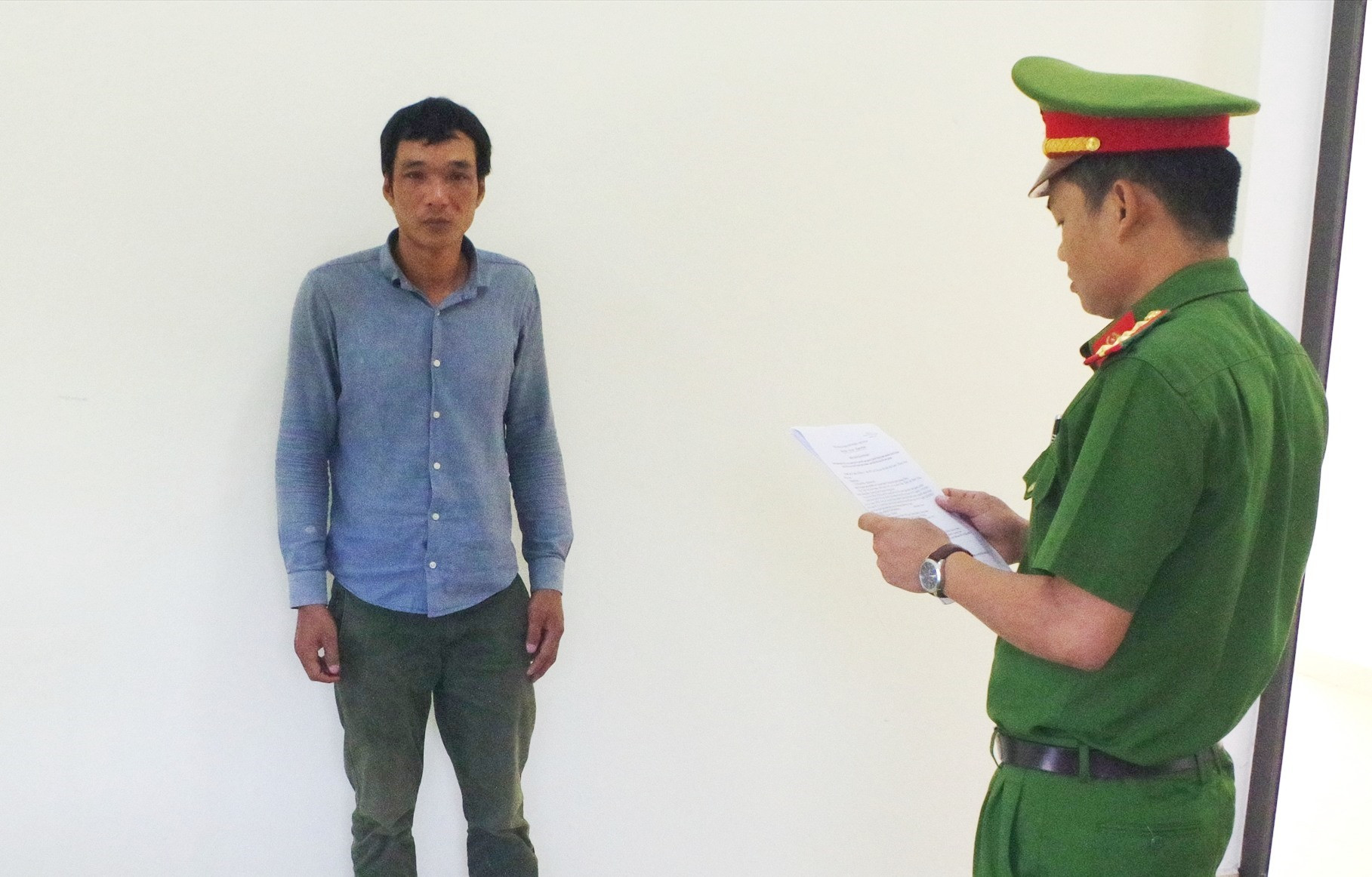 Đọc lệnh bắt tạm giam đối với đối tượng Phan Tấn Nhung. Ảnh: S.H