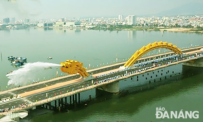 Cầu Rồng phun lửa, phun nước. Ảnh: GIA MINH