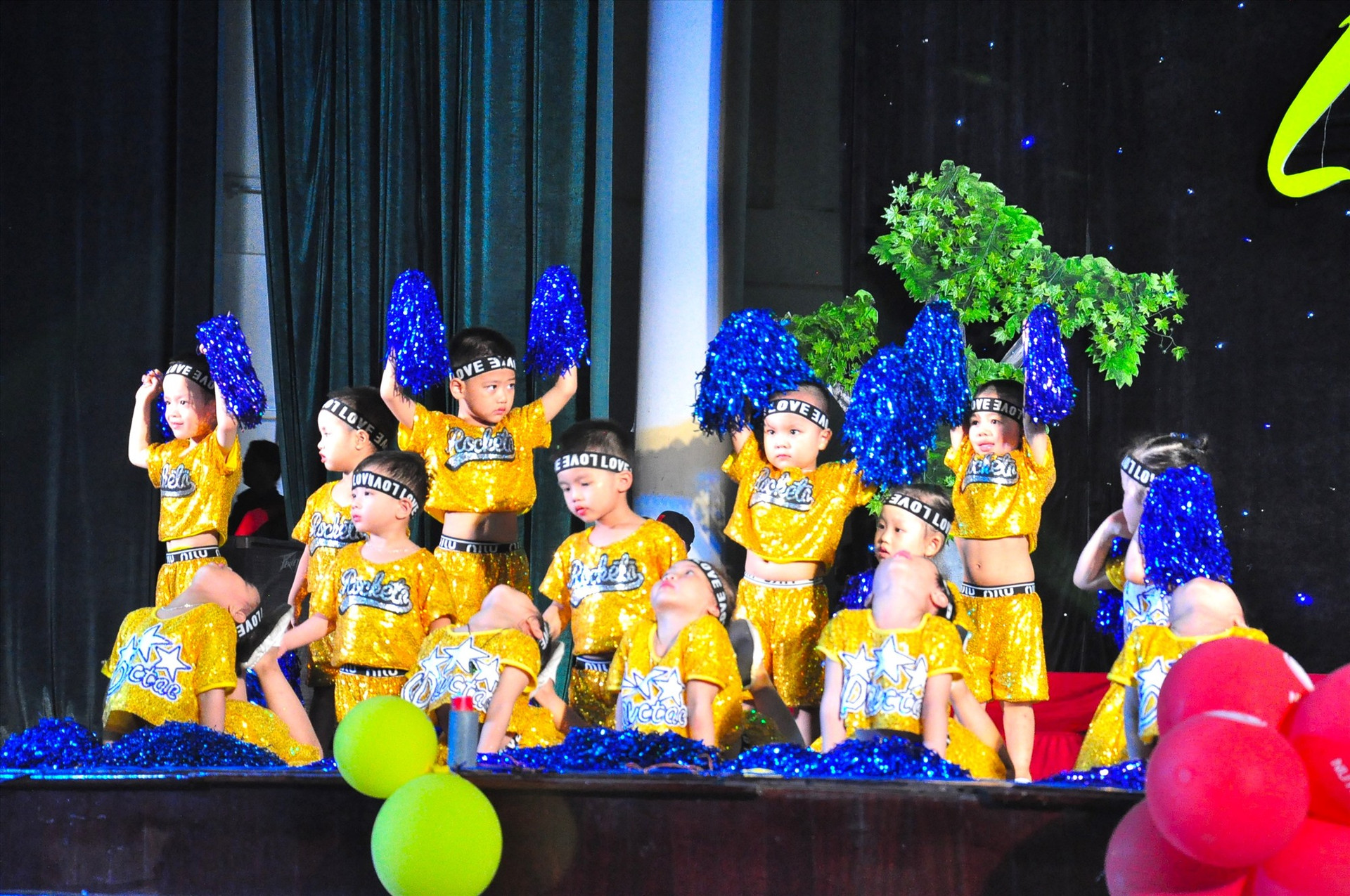Các em lớp bé 2 Trường Mẫu giáo Hương Sen ngộ nghĩnh trong tiết mục múa “Nụ cười tuổi thơ”. Ảnh: PV