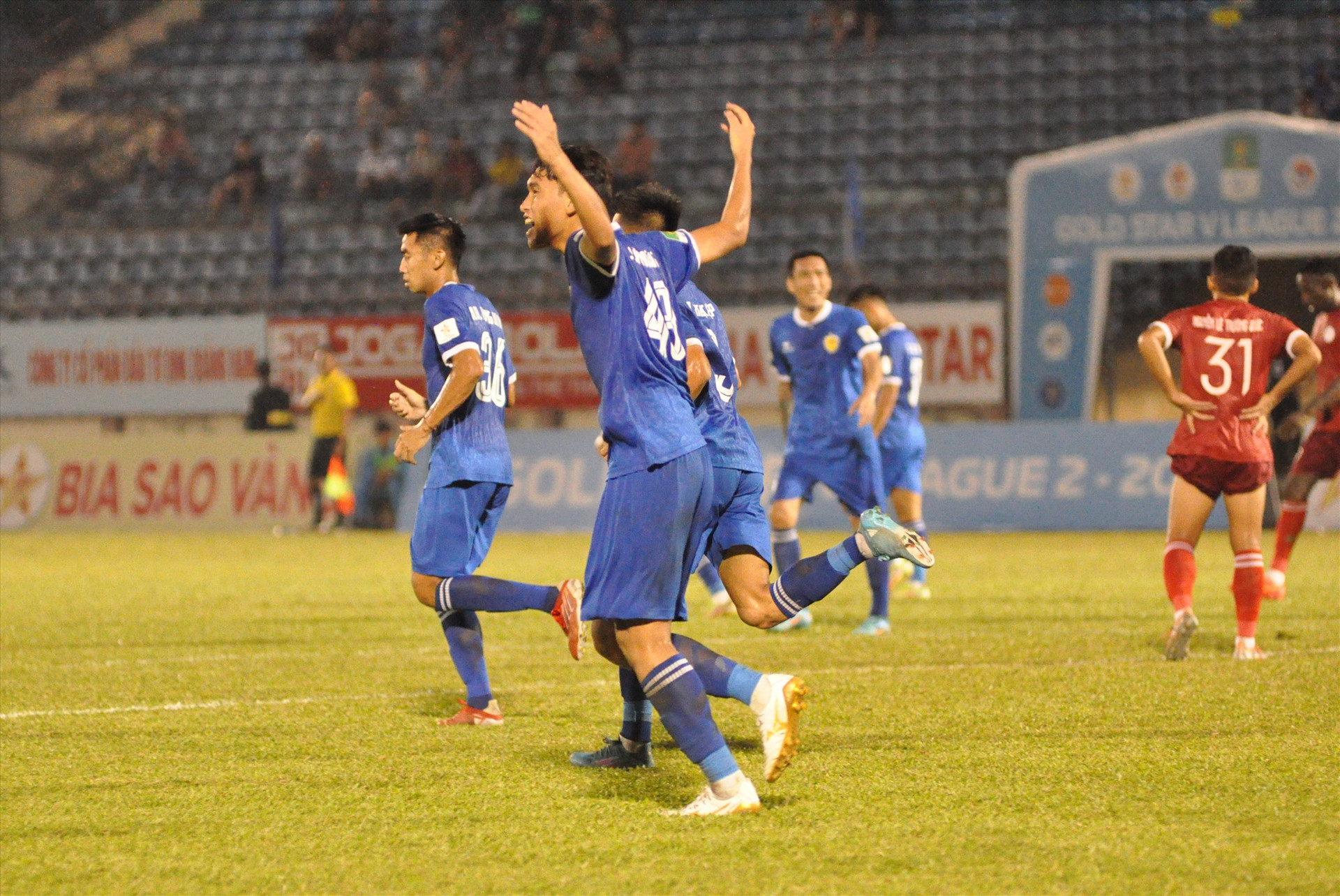 Niềm vui của trung vệ Lê Văn Hưng khi có trận đấu tỏa sáng với 2 bàn thắng và 1 đường chuyền thành bàn. Ảnh: T.V