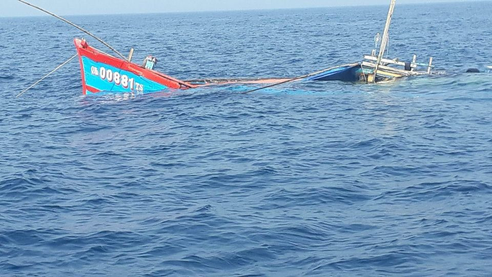 Tàu QNa 00881TS bị chìm trên biển sau cú va chạm. Ảnh: Hồng Nhung