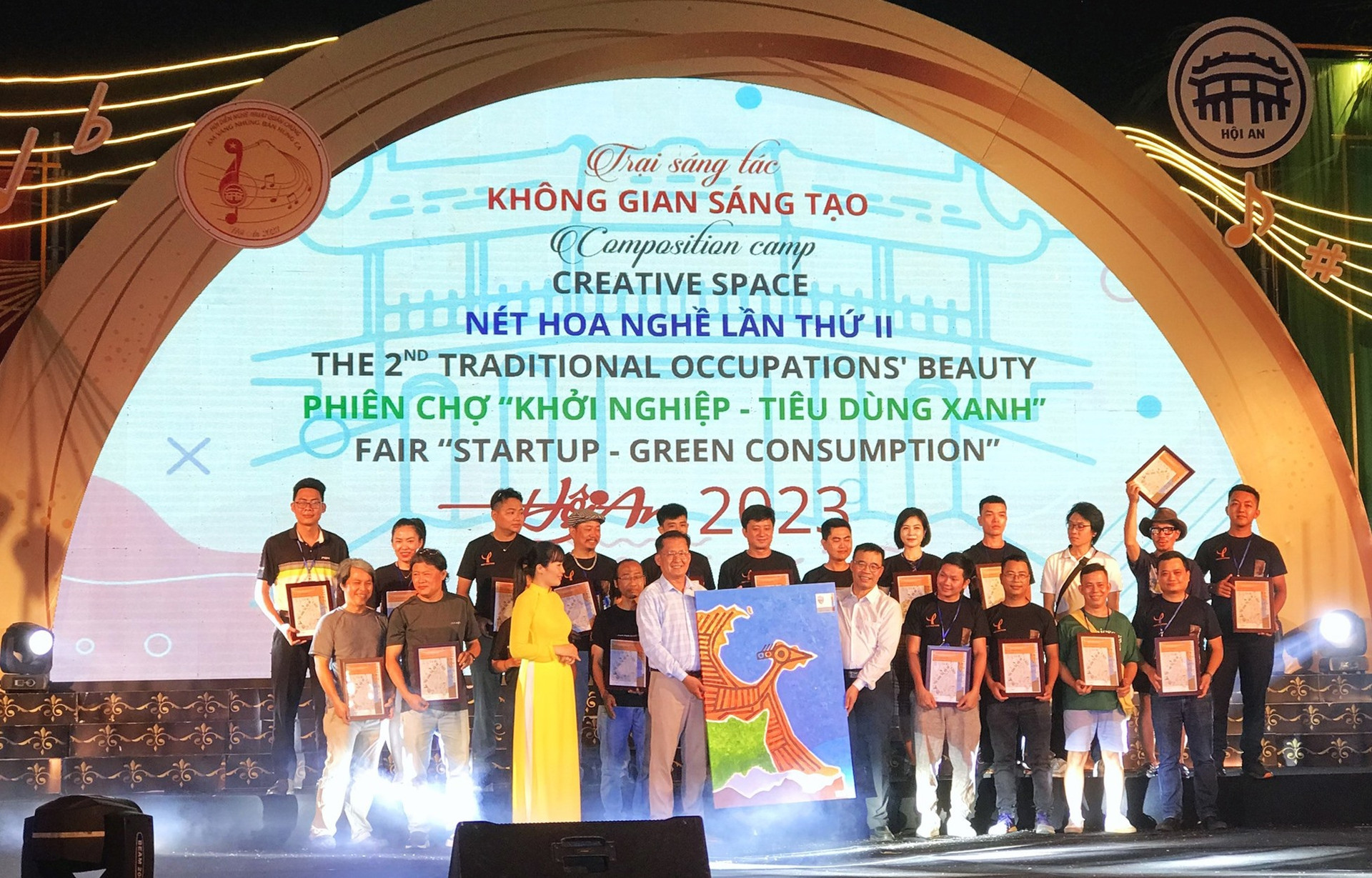 BTC trao thưởng cho 30 Kiến trúc sư tham gia “Không gian sáng tạo“. Ảnh: Minh Quân