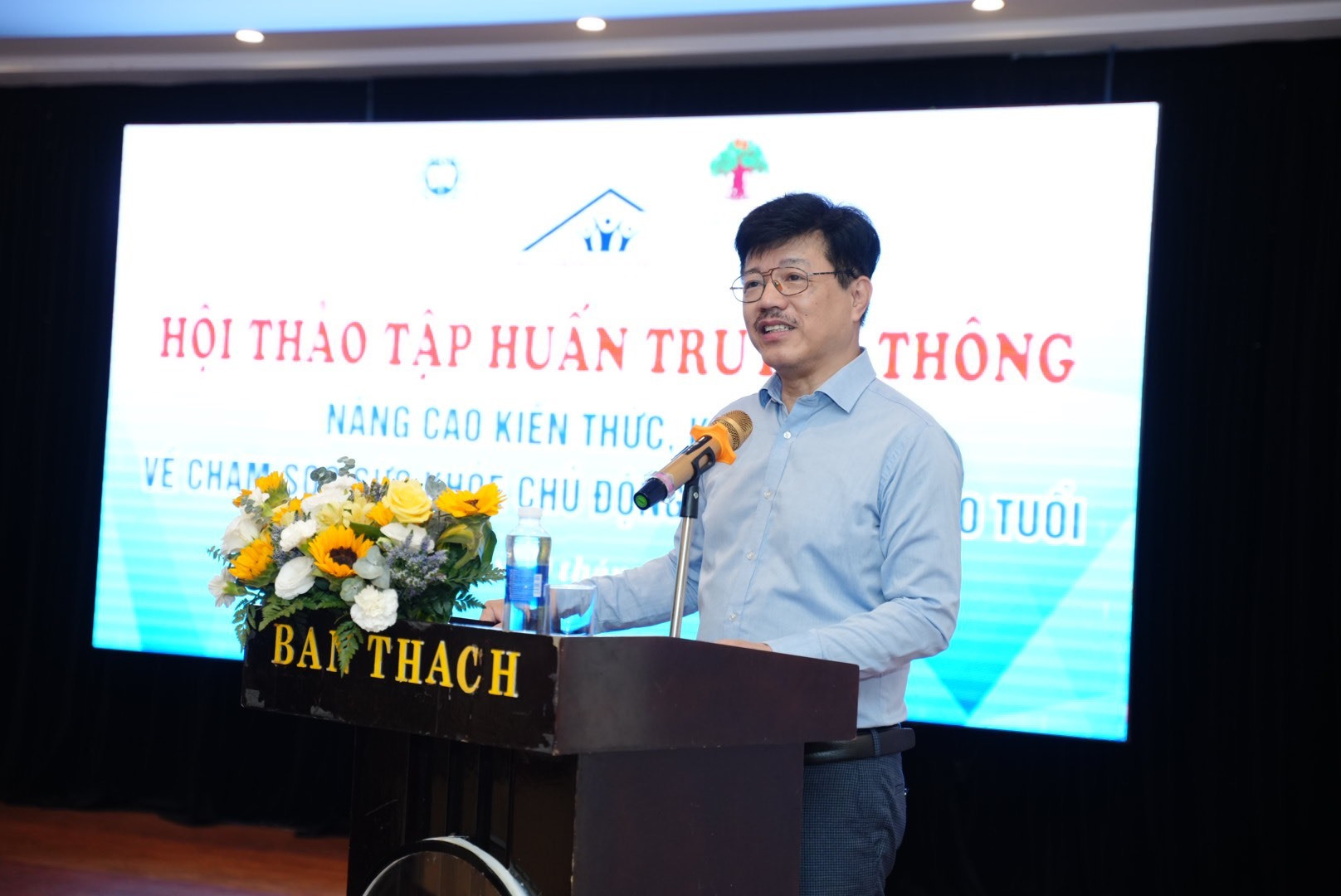 Ông Vũ Mạnh Cường - Giám đốc Trung tâm Truyền thông - Giáo dục Sức khỏe Trung ương (Bộ Y tế) báo cáo về thực trạng NCT tại Việt Nam. Ảnh: X.H