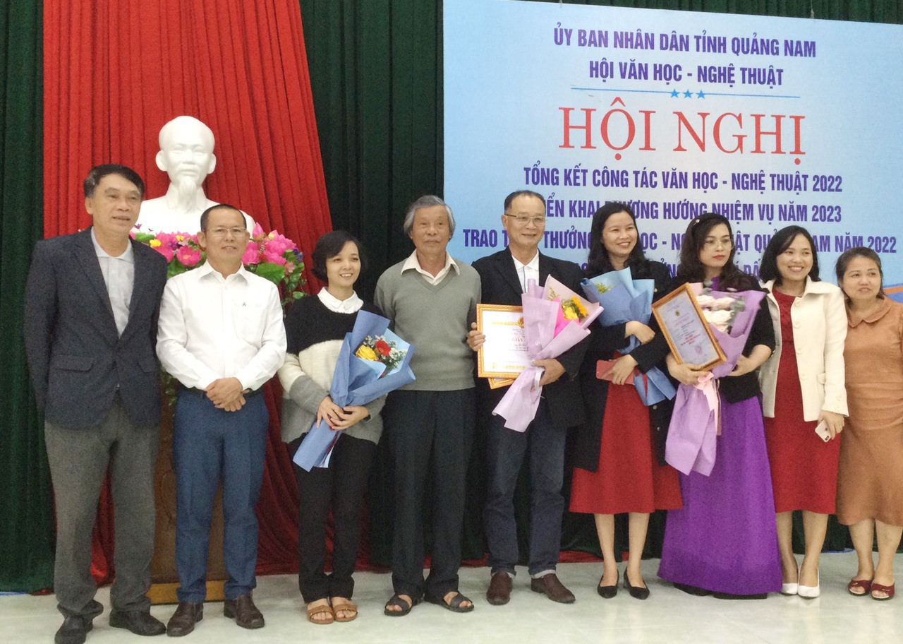 Lệ Hằng (thứ ba từ trái sang) nhận Tặng thưởng năm 2022 của tạp chí Đất Quảng dành cho truyện ngắn.
