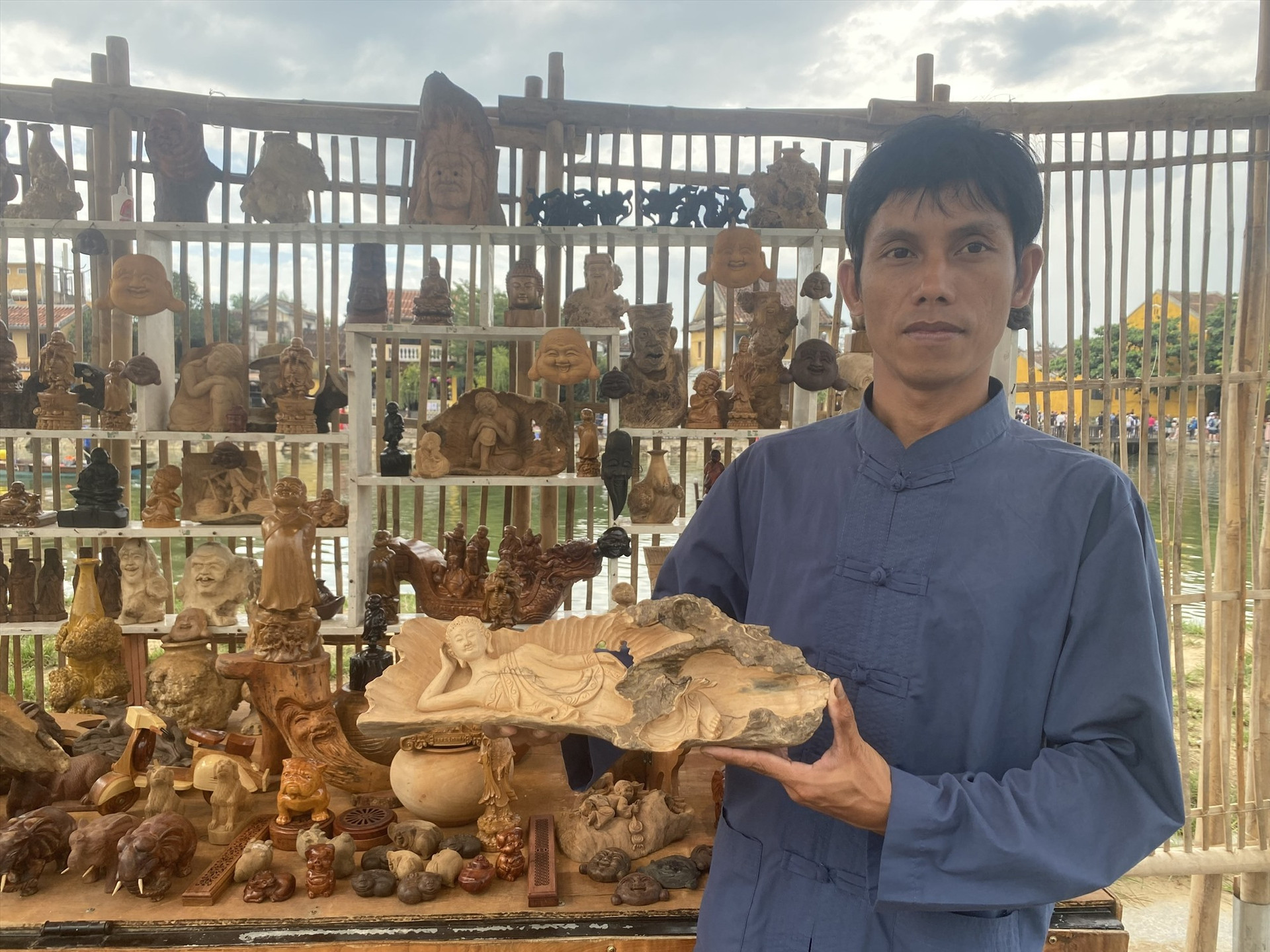 Ông Trần Cao Lương giới thiệu những sản phẩm gỗ mỹ nghệ của mình. Ảnh: V.L