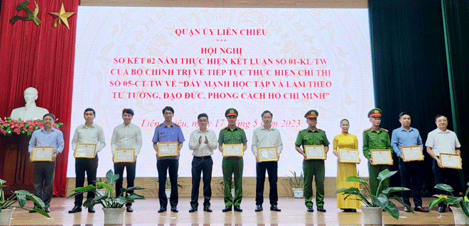 Quận ủy Liên Chiểu triển khai đồng bộ công tác chính trị tư tưởng; kiểm tra, giám sát và cơ chế phòng ngừa, răn đe để phòng, chống tham nhũng, tiêu cực. Trong ảnh: Quận ủy Liên Chiểu khen thưởng các tập thể, cá nhân có thành tích xuất sắc trong học tập và làm theo tư tưởng, đạo đức, phong cách Hồ Chí Minh. Ảnh: PV
