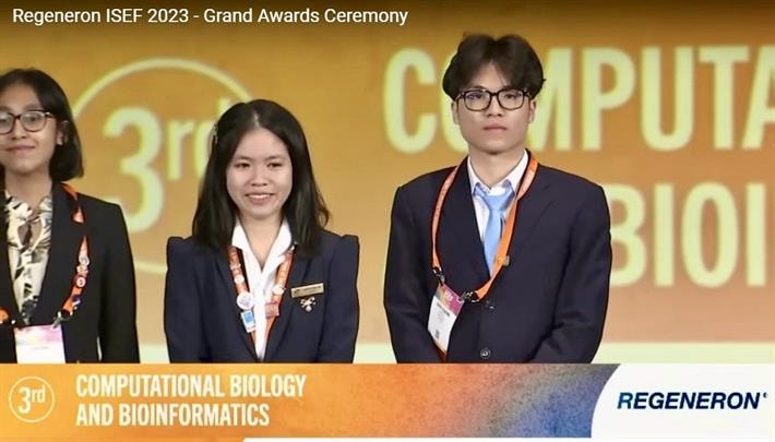 Em Nguyễn Thị Mai Anh và em Nguyễn Bình Giang nhận giải Ba REGENERON ISEF 2023. Ảnh: Theo moet.gov.vn