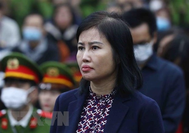 Bị cáo Hoàng Thị Thúy Nga, cựu Phó Tổng Giám đốc Công ty AIC, nghe chủ tọa tuyên án. (Ảnh: Phạm Kiên/TTXVN)