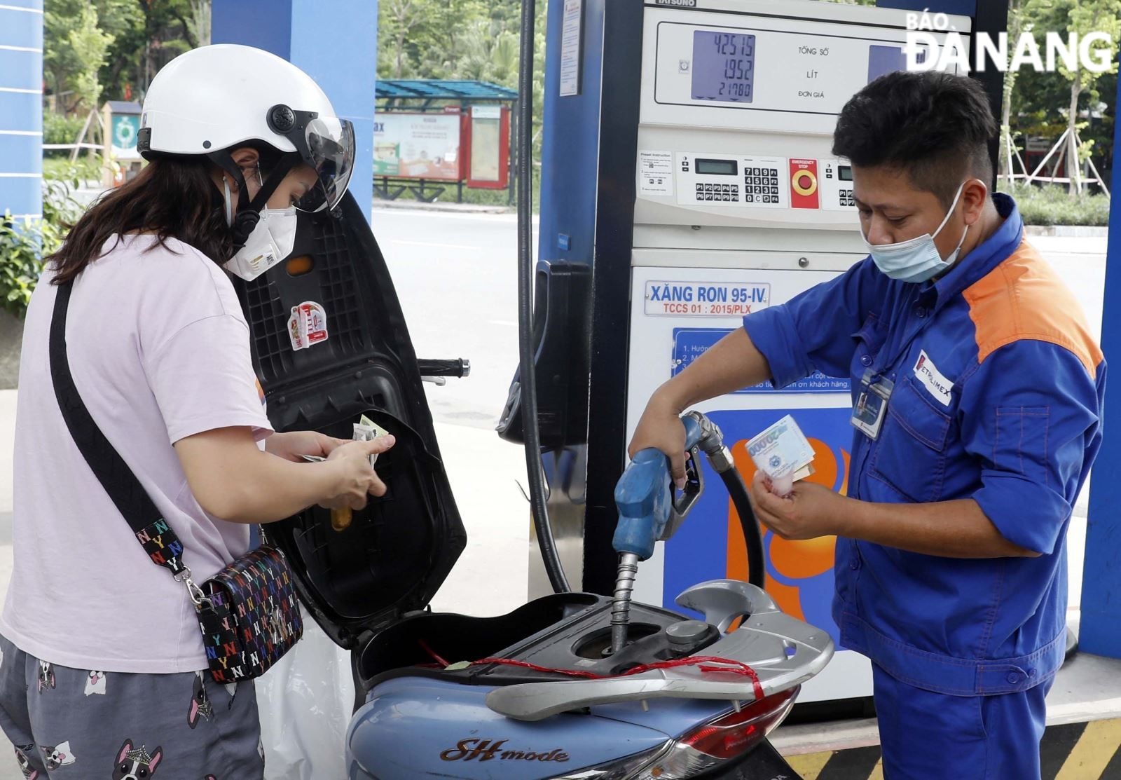Giá xăng quay đầu tăng trở lại sau 2 lần giảm giá liên tục. Ảnh: CHIẾN THẮNG