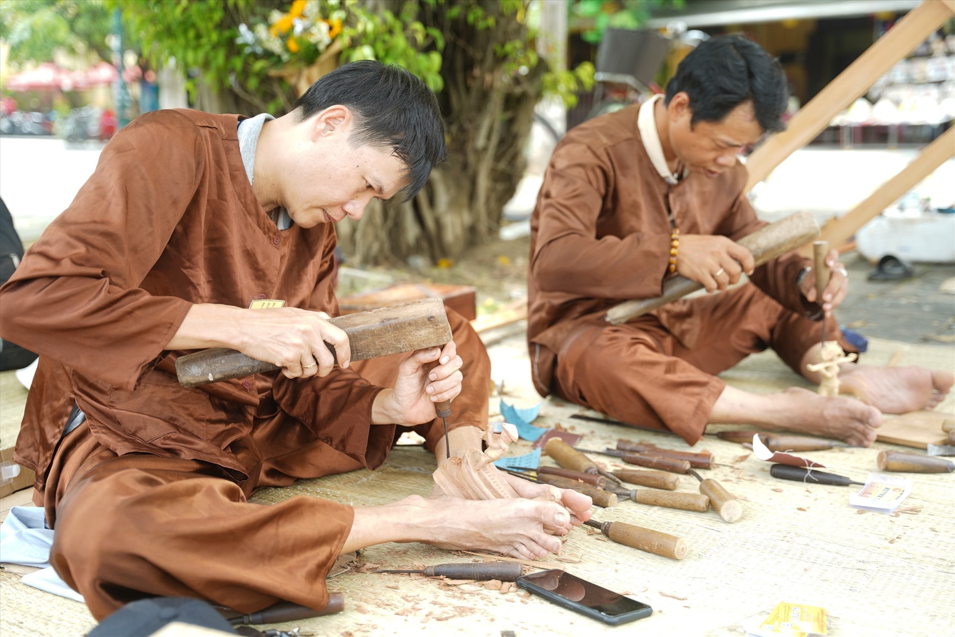 Những sản phẩm mới, đặc trưng và được kết nối với du lịch sẽ là hướng đi để bảo tồn và phát triển làng mộc Kim Bồng. Ảnh: Phan Sơn