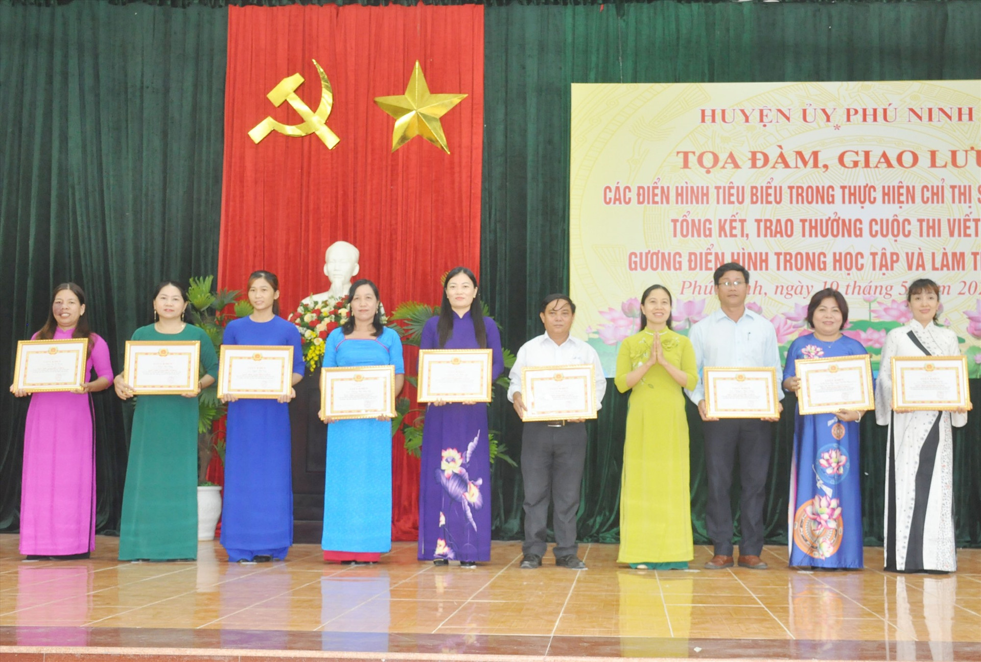 Ban Thường vụ Huyện ủy Phú Ninh trao thưởng cuộc thi viết về gương điển hình thực hiện học và làm theo Bác. Ảnh: N.Đ