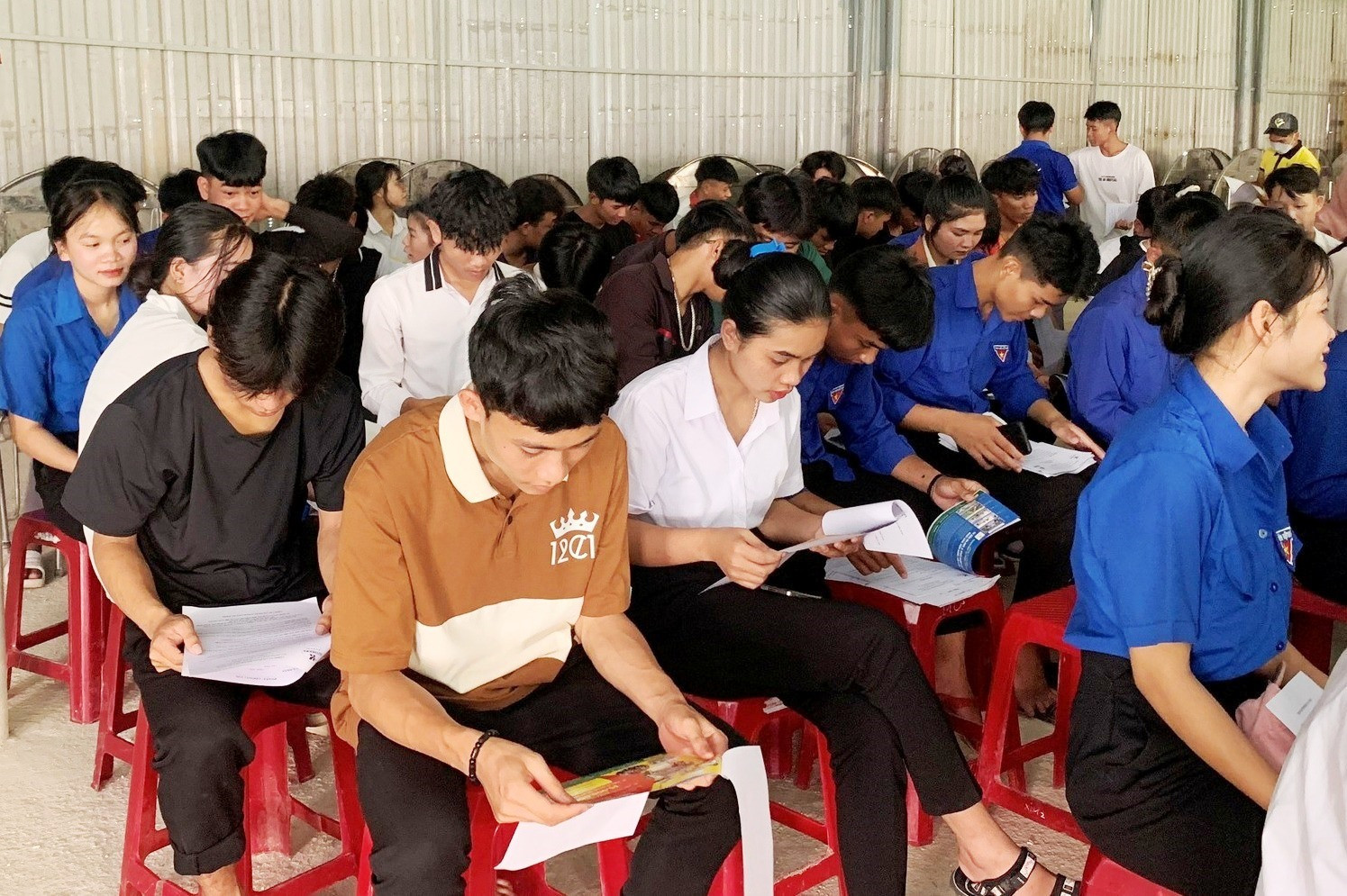 Học sinh trường THPT Tây Giang tìm hiểu thông tin lĩnh vực lao động - việc làm trong nước và xuất khẩu lao động. Ảnh H.Thúy